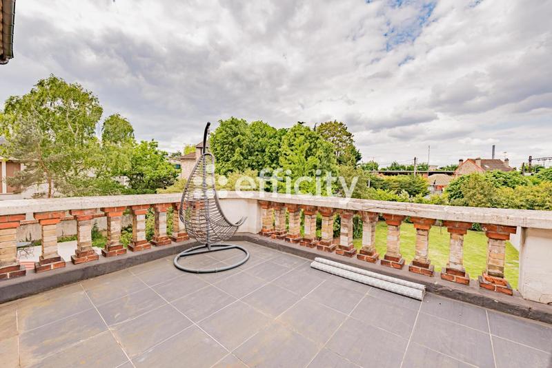 Maison - 232 m² - 9 pièces