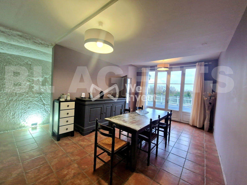 Maison - 220 m² - 8 pièces