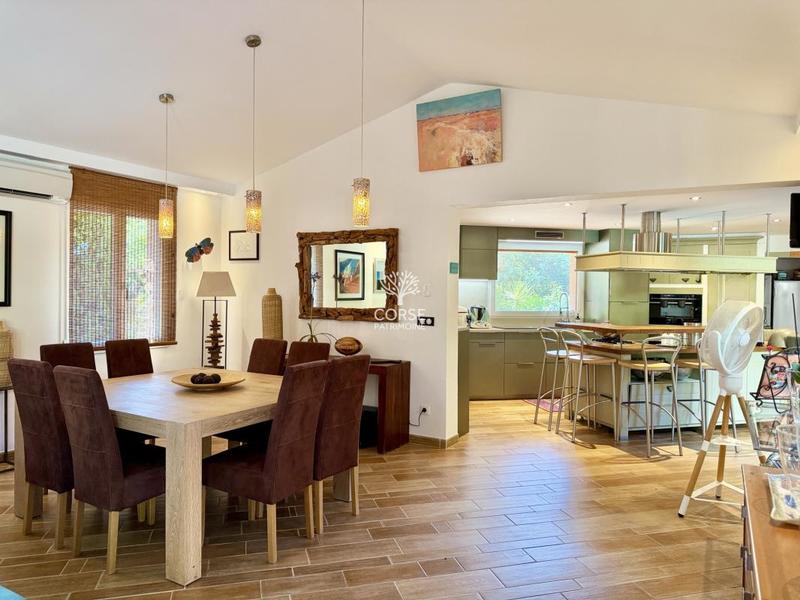 Propriété - 242 m² - 7 pièces