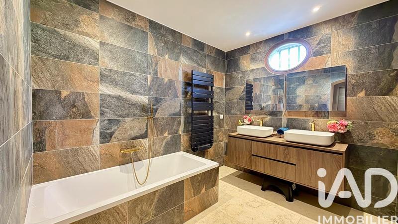 Maison - 225 m² - 10 pièces