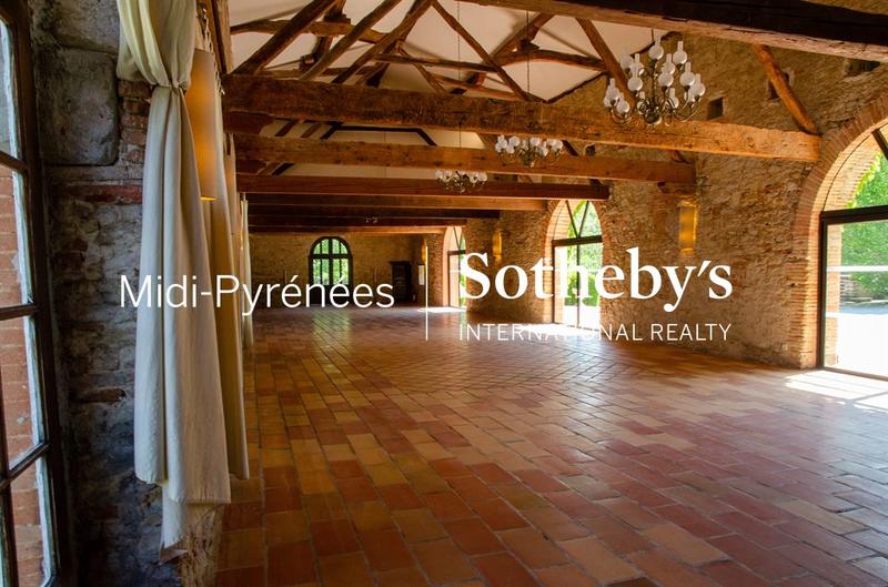 Château - 1 573 m² - 36 pièces