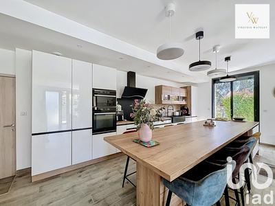 Maison - 222 m² - 7 pièces