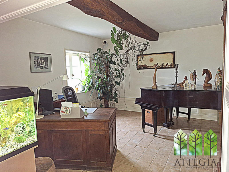 Maison - 220 m² - 7 pièces