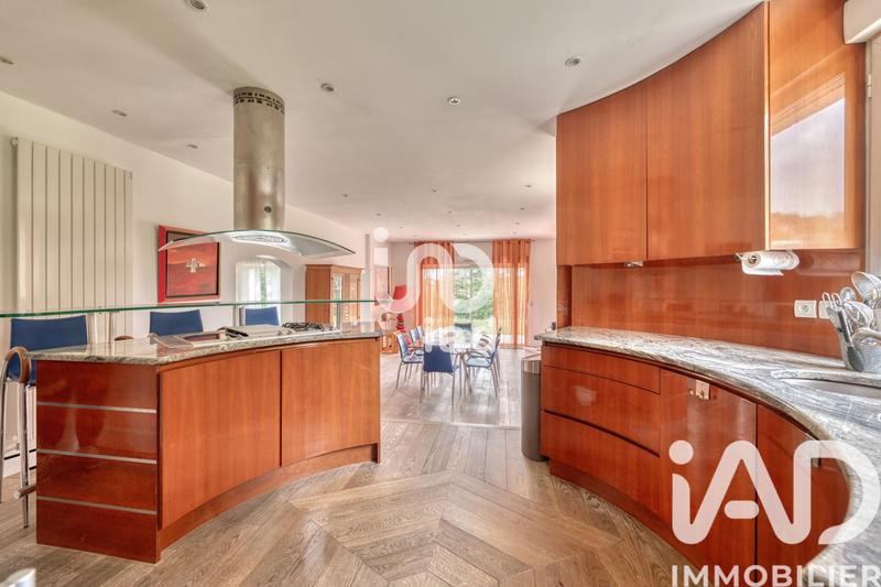 Maison - 275 m² - 8 pièces