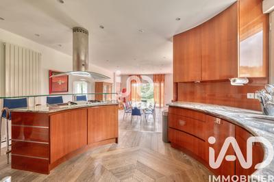 Maison - 275 m² - 8 pièces