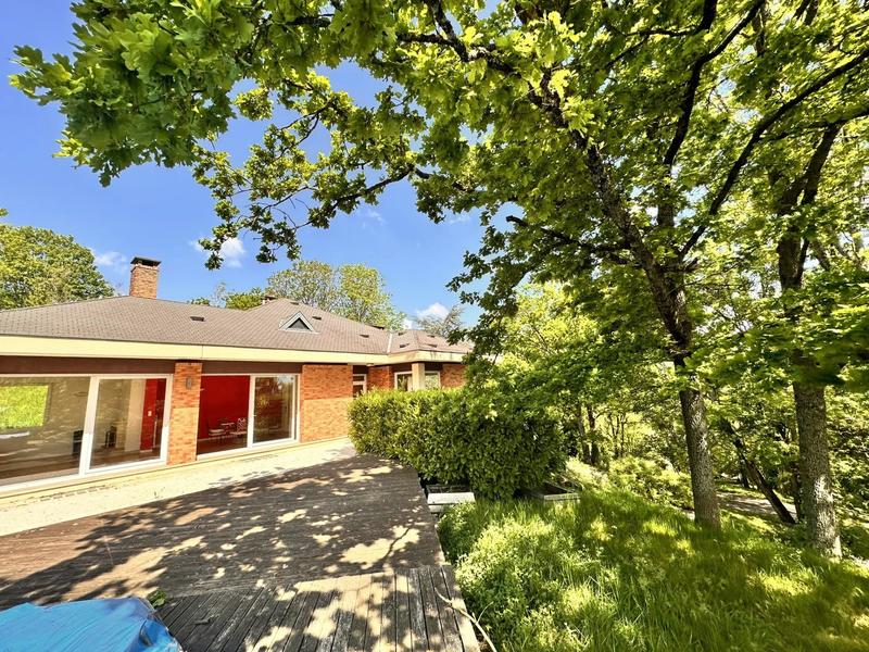 Maison - 240 m² - 6 pièces