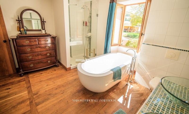 Propriété - 245 m² - 9 pièces