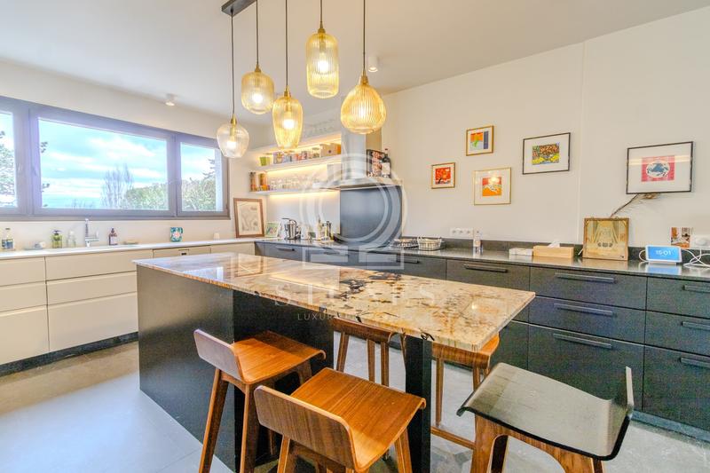 Maison - 250 m² - 8 pièces