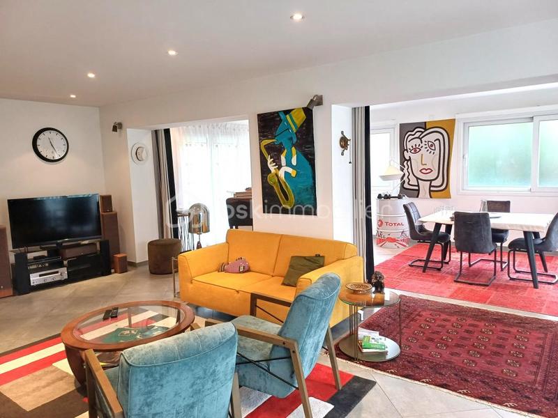 Maison - 243 m² - 8 pièces