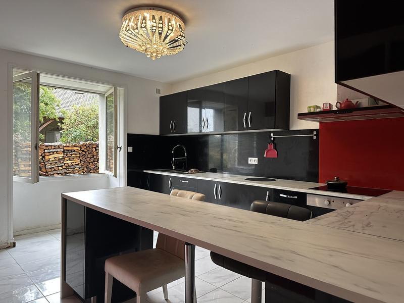 Maison - 202 m² - 9 pièces