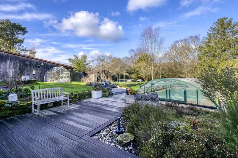 Maison - 238 m² - 10 pièces