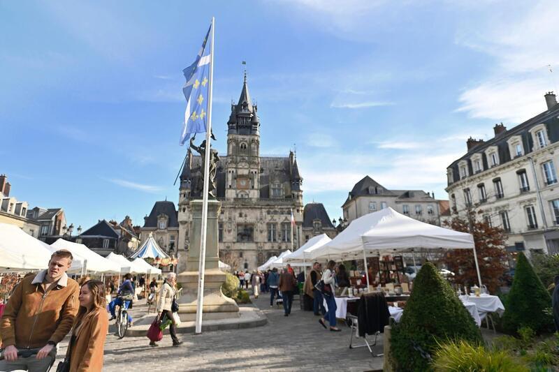 Marché mensuel d’antiquités de compiègne