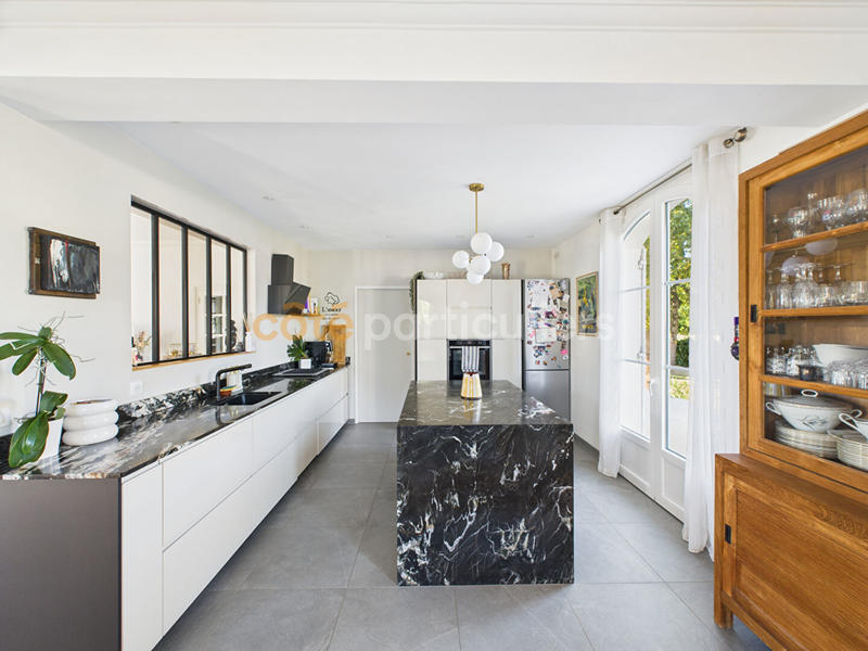 Maison - 225 m² - 10 pièces