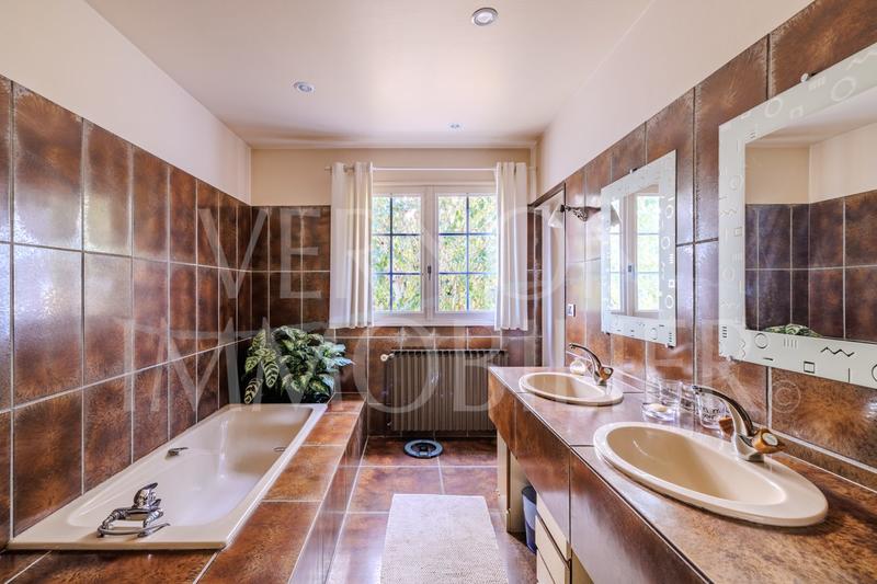 Maison traditionnelle - 270 m² - 8 pièces