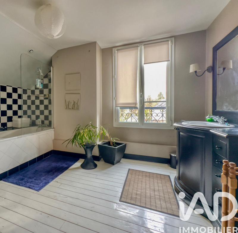 Maison - 225 m² - 8 pièces