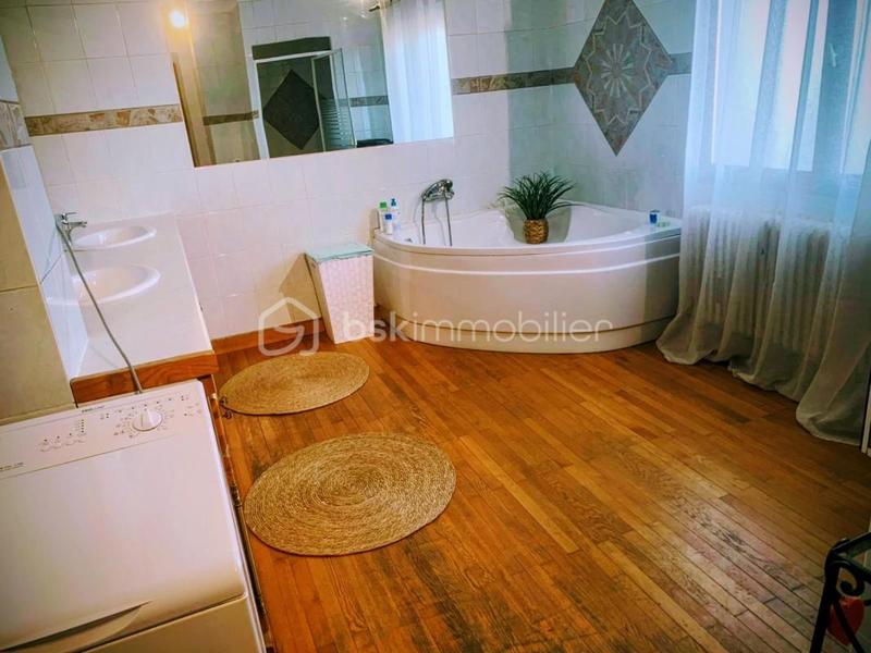 Maison - 222 m² - 10 pièces