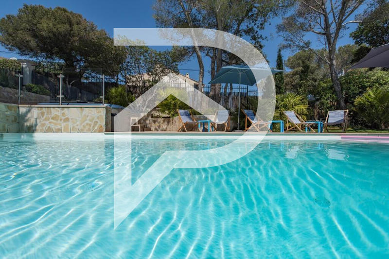 Maison - 308 m² - 11 pièces