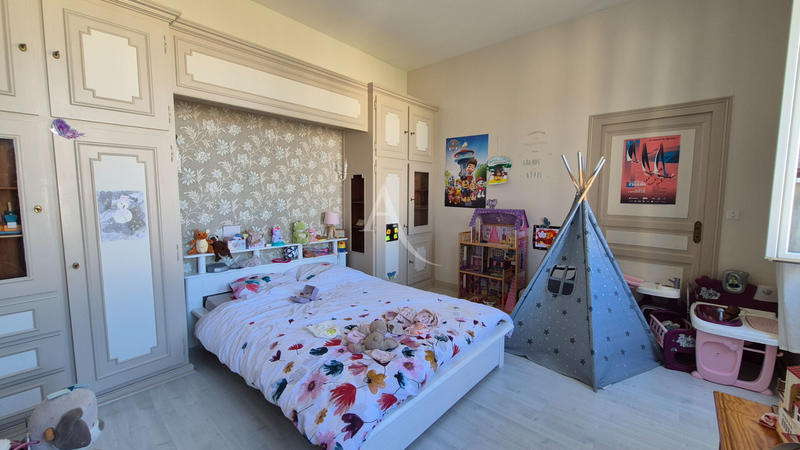 Maison - 265 m² - 9 pièces