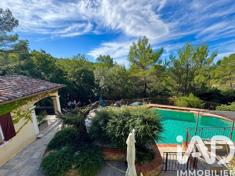 Maison - 250 m² - 6 pièces