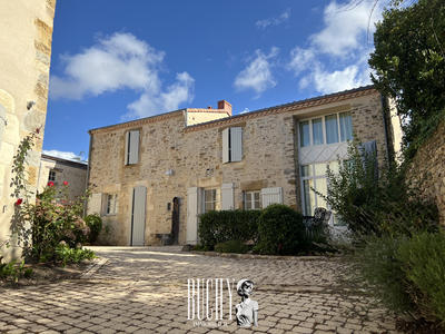 Maison - 318 m² - 9 pièces