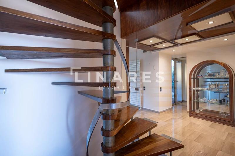 Maison - 313 m² - 9 pièces