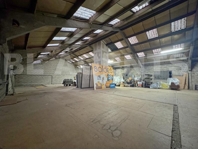 Magasins - 1 930 m²