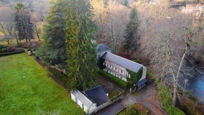 Maison - 941 m² - 26 pièces