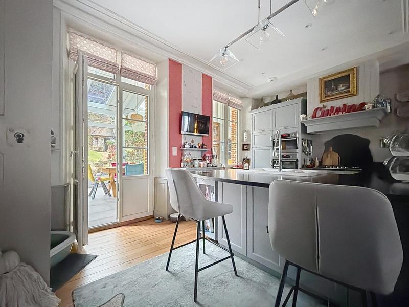 Maison de maîtres - 300 m² - 8 pièces