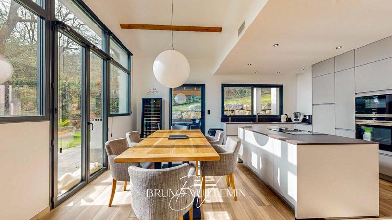 Villa - 198 m² - 8 pièces