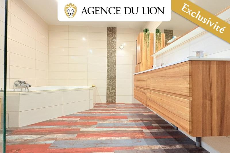 Maison traditionnelle - 220 m² - 8 pièces