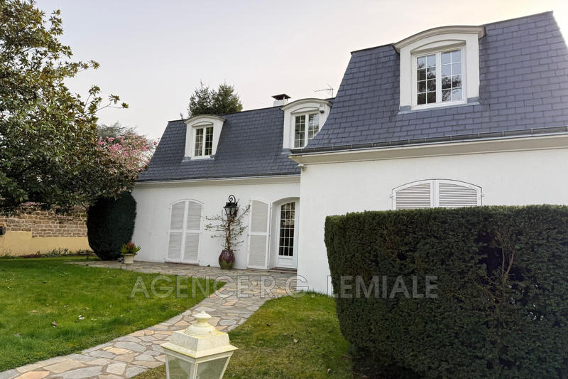 Maison - 223 m² - 7 pièces