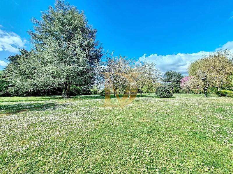 Maison - 250 m² - 10 pièces