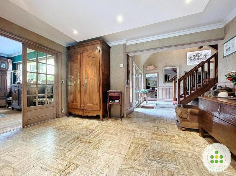 Maison - 330 m² - 8 pièces