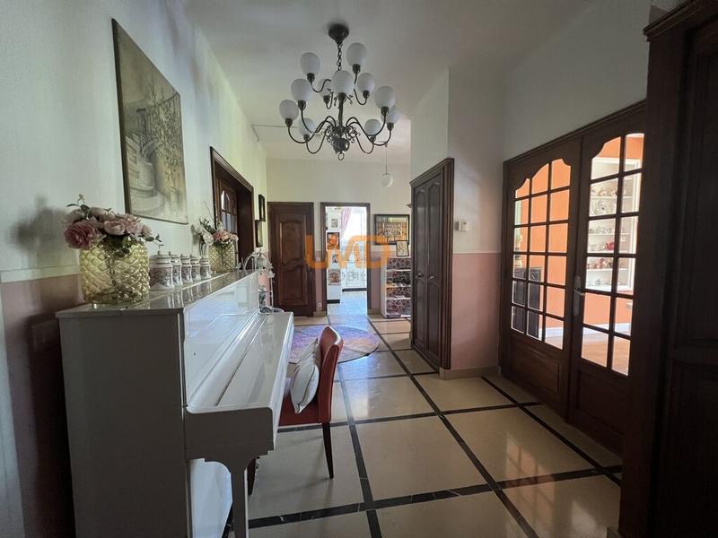 Propriété - 250 m² - 11 pièces