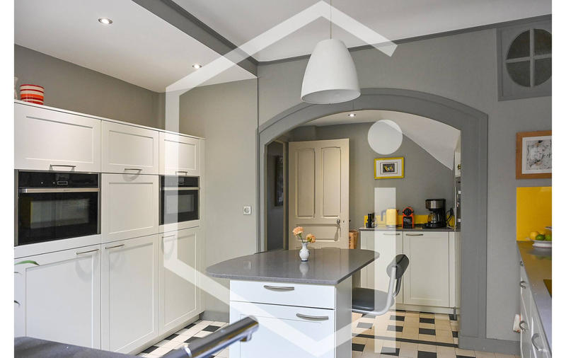 Maison - 270 m² - 14 pièces