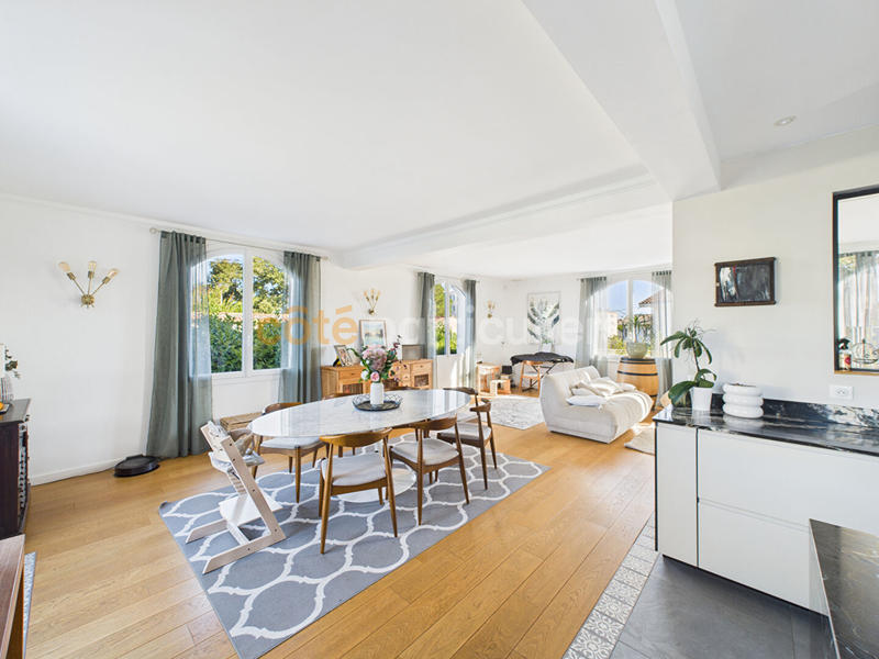 Maison - 225 m² - 10 pièces