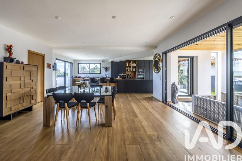 Maison - 260 m² - 6 pièces