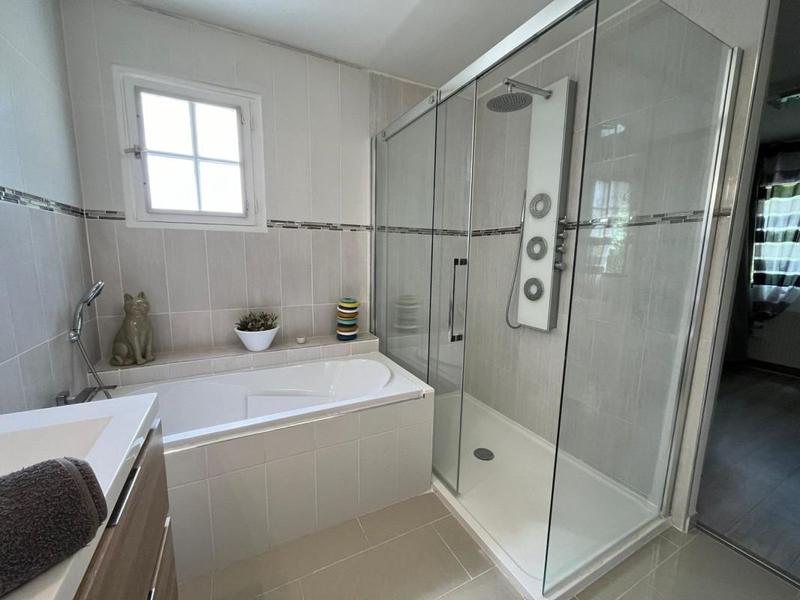 Pavillon - 196 m² - 7 pièces