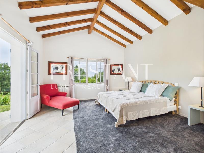 Maison - 250 m² - 7 pièces