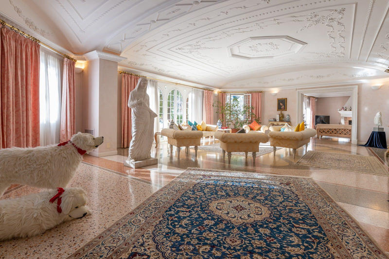 Villa - 857 m² - 15 pièces