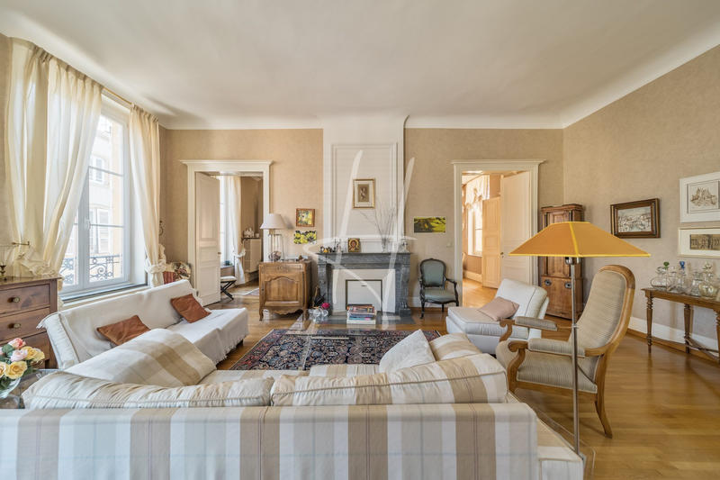 Appartement - 216 m² - 8 pièces