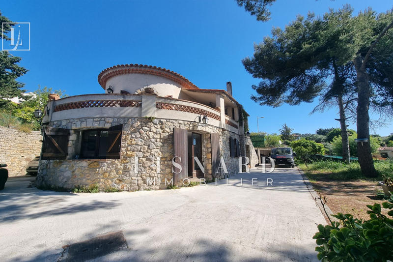 Maison - 235 m² - 8 pièces