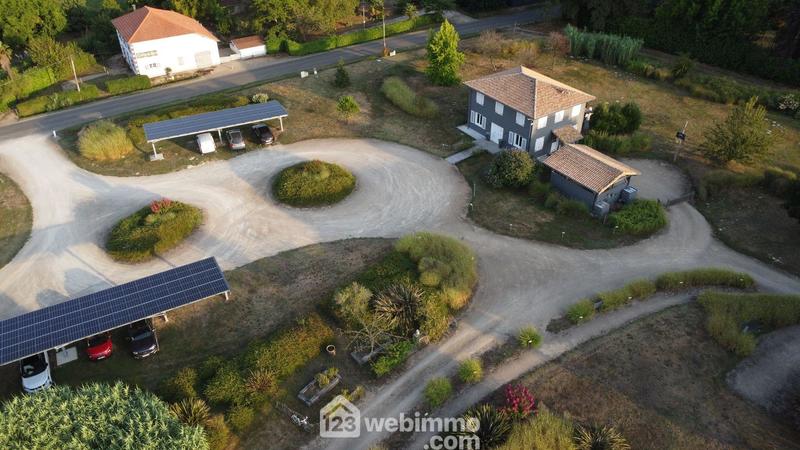 Maison - 737 m² - 20 pièces