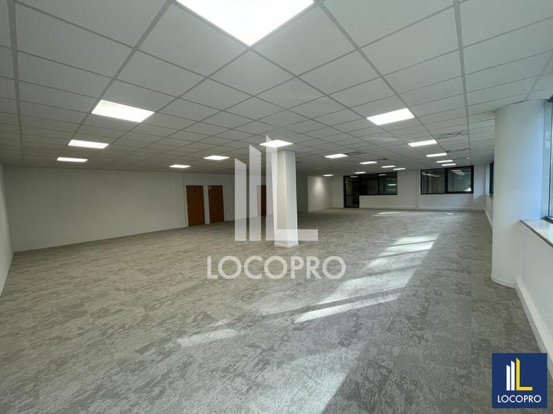 Bureau - 683 m²