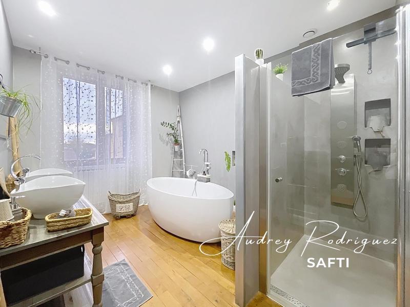 Maison - 310 m² - 11 pièces