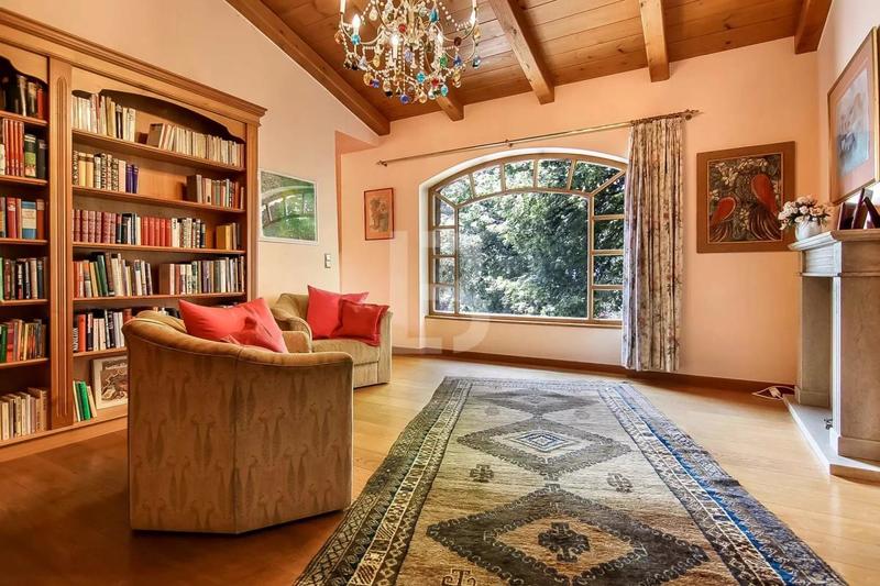 Maison - 260 m² - 11 pièces