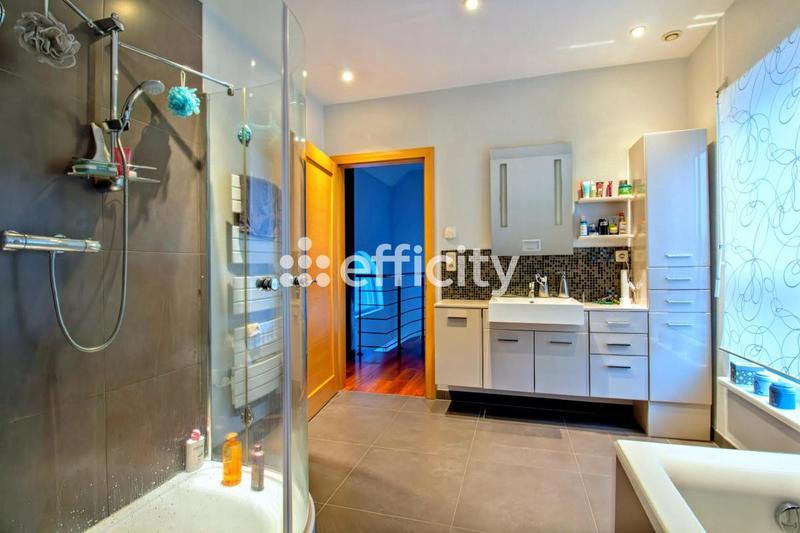 Maison - 214 m² - 8 pièces