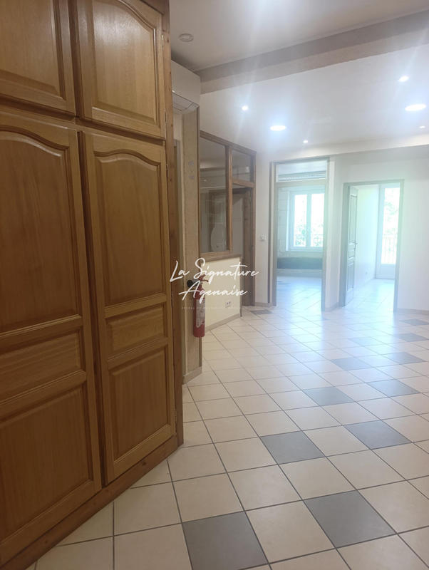 Propriété - 953 m² - 40 pièces