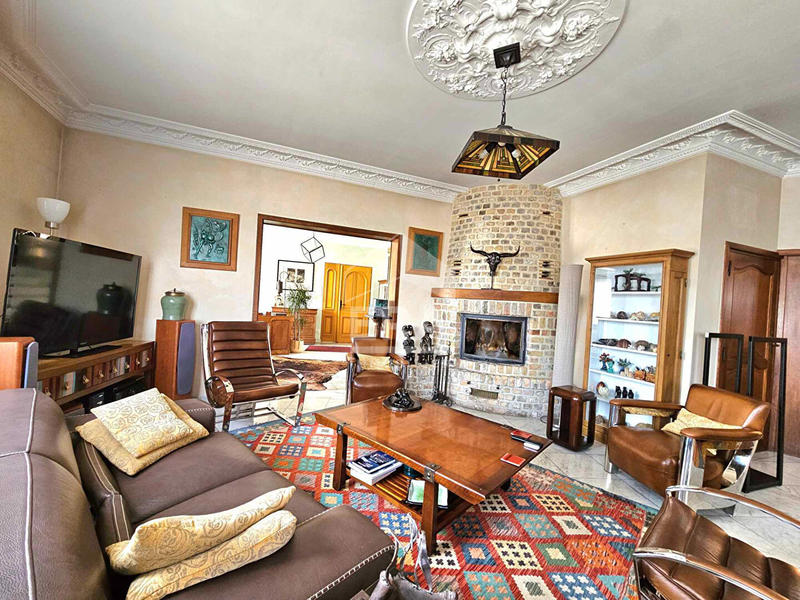 Maison - 240 m² - 9 pièces