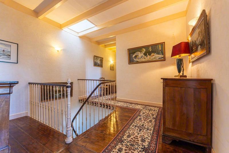 Maison - 327 m² - 7 pièces